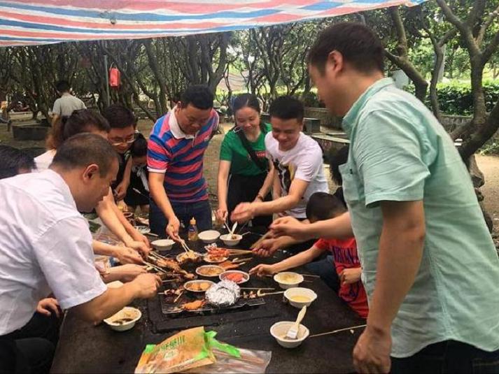 公司组织户外烧烤活动